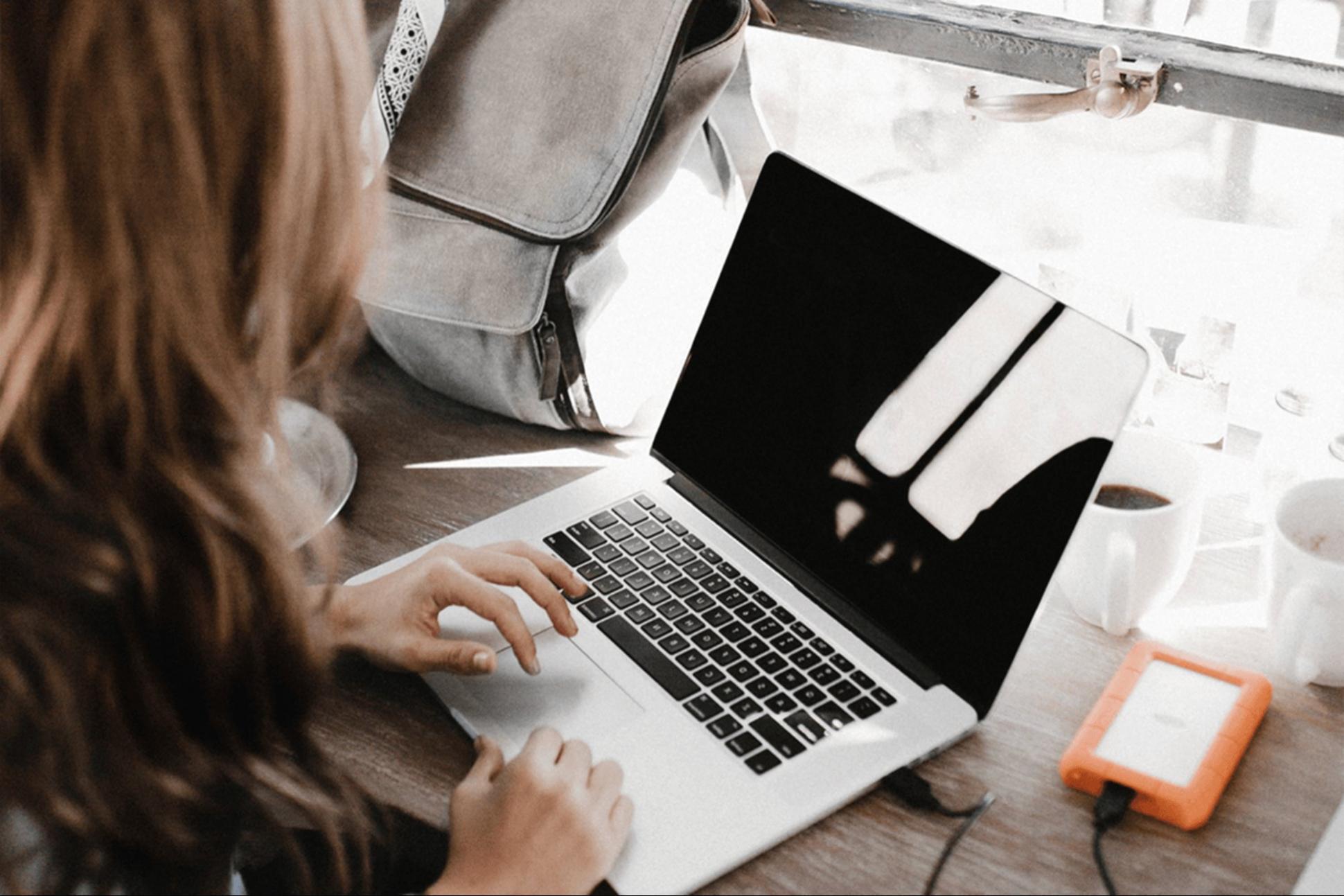 Специалист smartbrokers консультирует клиента